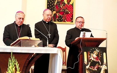 ▲	Słowa abp. Tomasso Caputo (w środku) oraz abp. Salvatore Pennacchio odczytał ks. kan. Witold Grzomba.