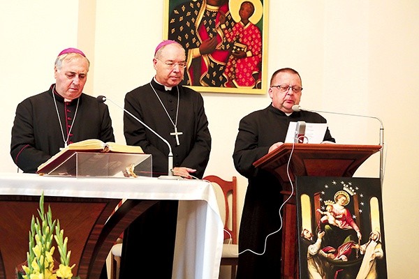 ▲	Słowa abp. Tomasso Caputo (w środku) oraz abp. Salvatore Pennacchio odczytał ks. kan. Witold Grzomba.