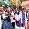 Korowód dożynkowy z kościoła na bobowski rynek poprowadził zespół „Lipniczanie”.