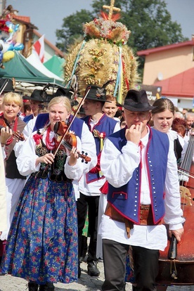 Korowód dożynkowy z kościoła na bobowski rynek poprowadził zespół „Lipniczanie”.