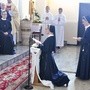 Siostry składają śluby w obecności przełożonej generalnej matki Maksymilli Pliszki.
