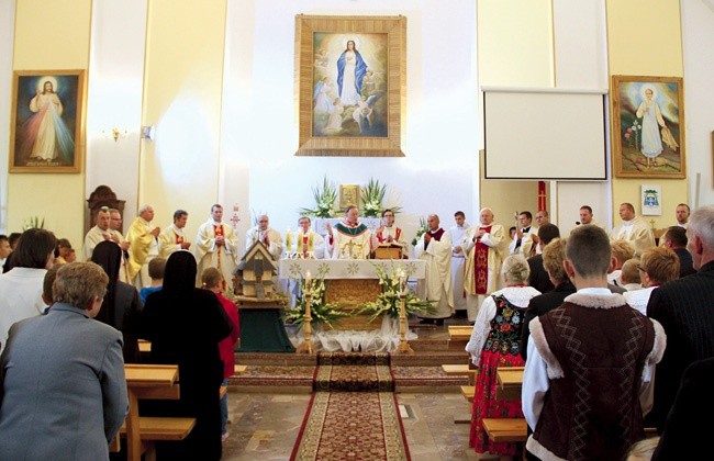 Mszy św. koncelebrowanej przez księży kiedyś i obecnie posługujących w parafii oraz pochodzących z Zasadnego przewodniczył bp Andrzej Jeż.
