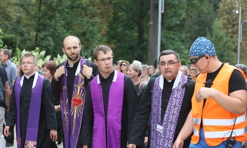 Na czele pątników weszli na Jasną Górę kapłani.