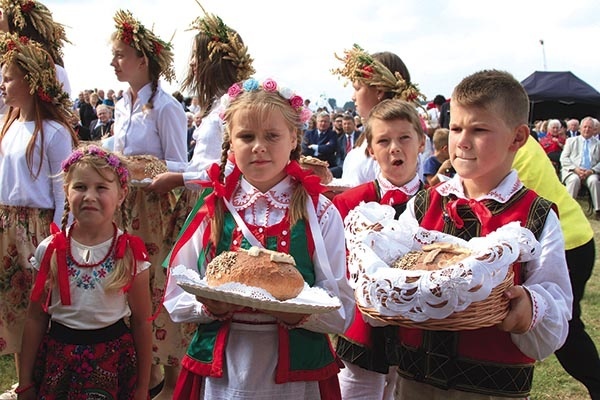 ▼	Młode pokolenie zaniosło bochny uczestnikom tegorocznego wydarzenia.