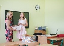 ▲	Justyna Bończuł-Jabłońska i Dorota Ziółkowska, wychowawczynie I klasy Katolickiej Szkoły Podstawowej.