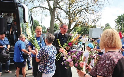 Ks. Zbigniew Kielan i pątnicy zostali powitani kwiatami. 