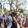 Ks. Zbigniew Kielan i pątnicy zostali powitani kwiatami. 