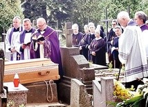 Modlitwie na cmentarzu przewodniczył ks. Bernard Plucik, proboszcz parafii katedralnej w Gliwicach.
