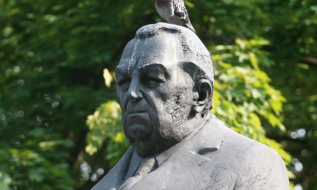 Pomnik Jerzego Ziętka powstał w 2005 roku. Inicjatorzy jego postawienia mogli nie wiedzieć o osobistych winach katowickiego wojewody, ale przecież musieli zdawać sobie sprawę, że jako polityk i działacz państwowy ponosi pełną odpowiedzialność za łajdactwa i draństwa, jakie w tamtych czasach były na porządku dziennym. Spór o osobę gen. Ziętka jest więc sporem o ocenę całej epoki PRL.