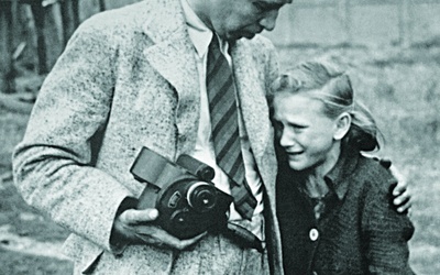 Warszawa, wrzesień 1939. Julien Bryan pociesza 12-letnią Kazimierę Mikę, która opłakuje śmierć ukochanej siostry Andzi.