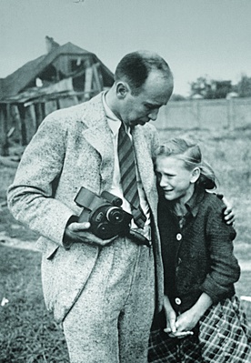 Warszawa, wrzesień 1939. Julien Bryan pociesza 12-letnią Kazimierę Mikę, która opłakuje śmierć ukochanej siostry Andzi.