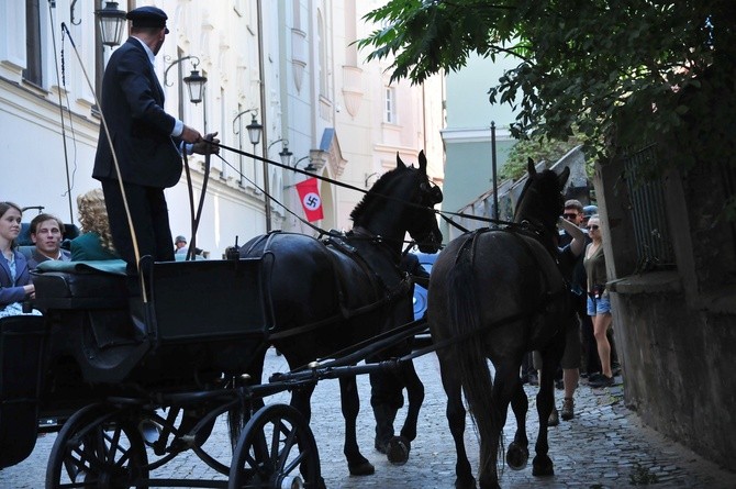 Na planie filmowym drugiego sezonu "Wojennych dziewczyn"