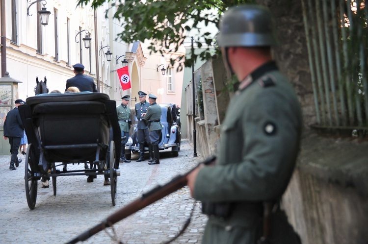 Na planie filmowym drugiego sezonu "Wojennych dziewczyn"