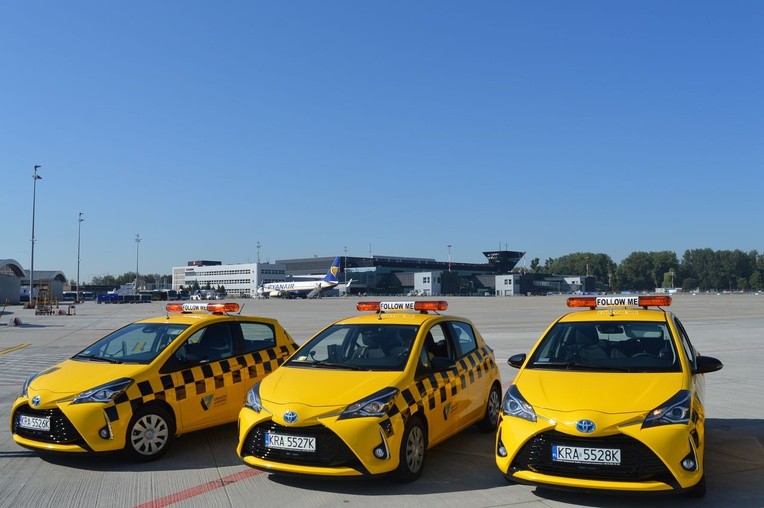 Nowe samochody "follow me" w Kraków Airport