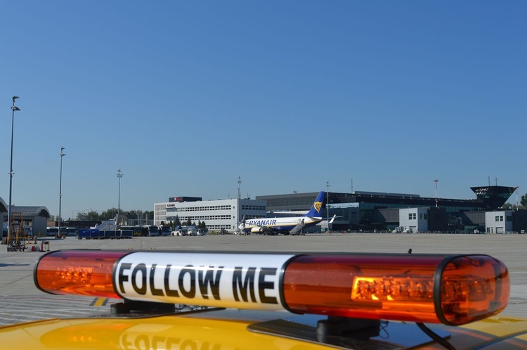 Nowe samochody "follow me" w Kraków Airport