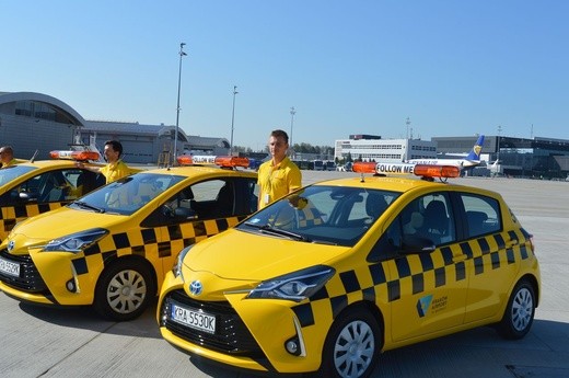 Nowe samochody "follow me" w Kraków Airport