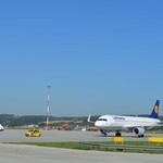 Nowe samochody "follow me" w Kraków Airport