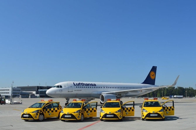 Nowe samochody "follow me" w Kraków Airport