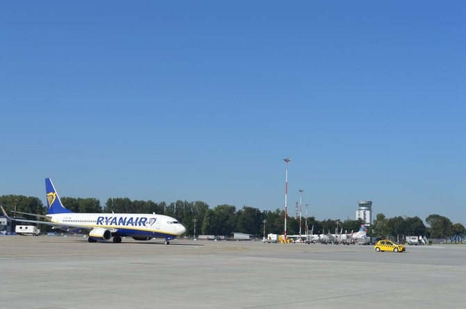 Nowe samochody "follow me" w Kraków Airport