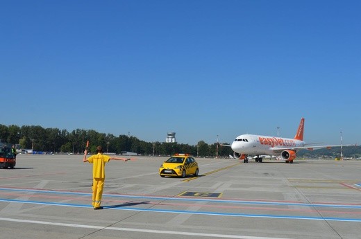 Nowe samochody "follow me" w Kraków Airport