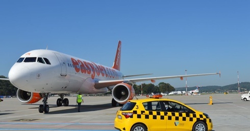 Nowe samochody "follow me" w Kraków Airport