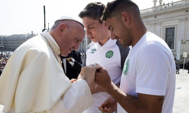 Papież z ocalałymi członkami klubu FC Chapecoense: Jackson Follmannem i Alan Ruschelem