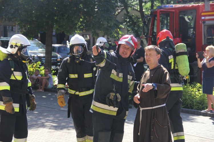 Ćwiczenia strażaków w kościele w Nowej Soli