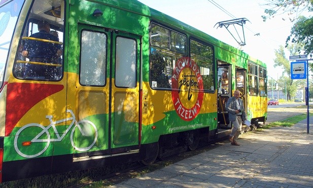 Tramwaj trzeźwości jedzie przez miasta