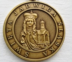 Abp Kupny ustanowił Medal Świętej Jadwigi