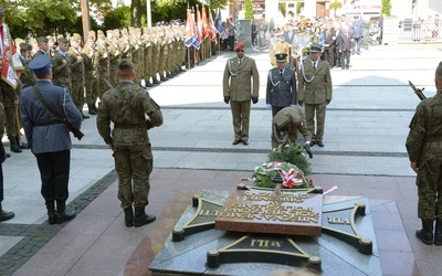 Na koniec uroczystości na płycie Grobu Nieznanego Żołnierza złożono wieńce i wiązanki kwiatów