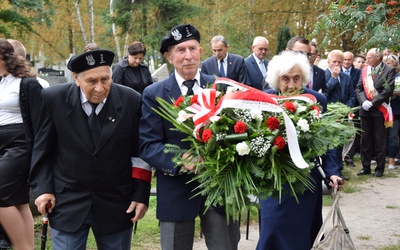 Po Eucharystii wszyscy udali się pod pomnik upamiętniający ofiary II wojny światowej, by złożyć kwiaty