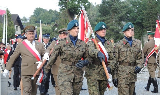 Przemarsz uczestników uroczystości w Węgierskiej Górce do fortu "Wędrowiec"