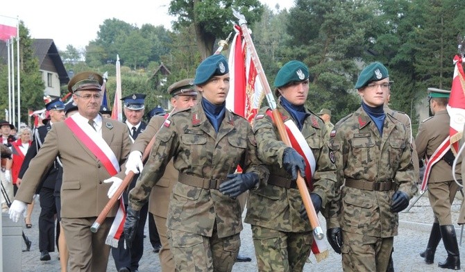 Przemarsz uczestników uroczystości w Węgierskiej Górce do fortu "Wędrowiec"