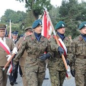 Przemarsz uczestników uroczystości w Węgierskiej Górce do fortu "Wędrowiec"