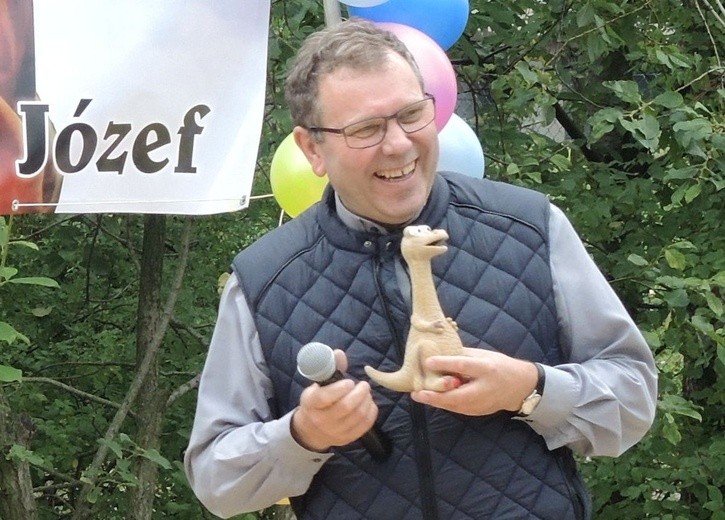 Ks. Stanisław Wójcik z podarowanym mu dinozaurem