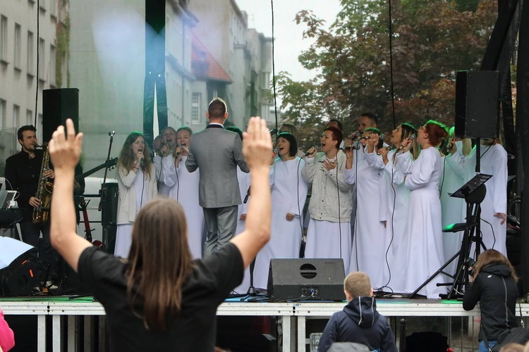 Muzyka przez duże eM koncert