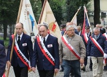 W niedzielę związkowcy składali kwiaty pod pomnikami Solidarności, bł. ks. Jerzego Popiełuszki, św. Jana Pawła II i uczestniczyli w Eucharystii. 