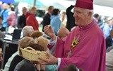 Biskup dzielił się z zebranymi świeżo pokrojonym chlebem