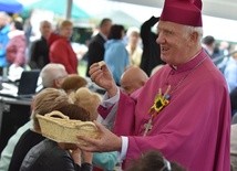Biskup dzielił się z zebranymi świeżo pokrojonym chlebem