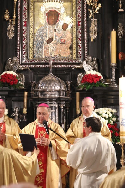 Animatorzy Nowenny Pompejańskiej na Jasnej Górze z abp. Tommaso Caputo