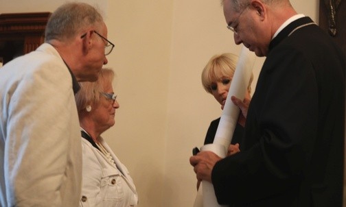 Abp Tommaso Caputo przekazał na Jasnej Górze delegatom ze Skoczowa kopię obrazu z Pompejów przeznaczoną dla wiernych z Ukrainy i Czech