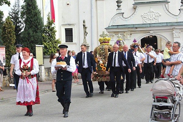 Po Eucharystii korowód wyruszył w kierunku OSiR.