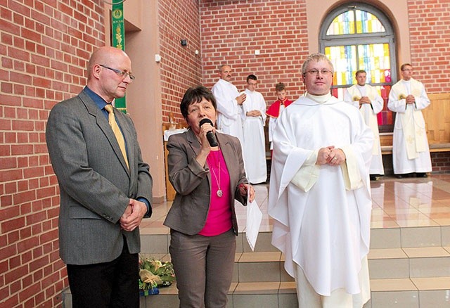 Adriana i Grzegorz Machoniowie z ks. Jarosławem Buchenfeldem podczas diecezjalnego dnia wspólnoty w Gliwicach.