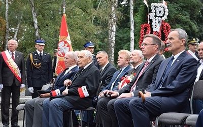 W Żyrardowie obchody rozpoczęły się uroczystą Mszą św.  na miejscowym cmentarzu. 