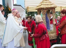 ▲	 Uroczystości ku czci Matki Bożej Kębelskiej były też okazją  do dziękczynienia  za plony.