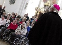 – Przyjmując krzyż, przyjmujemy nawrócenie, by znowu żyć – mówił bp Kiernikowski.