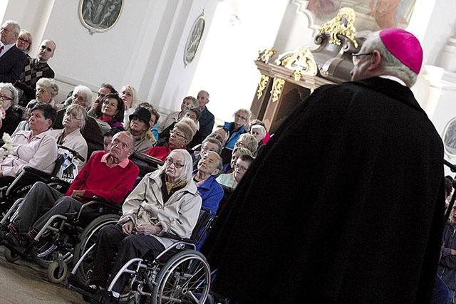 – Przyjmując krzyż, przyjmujemy nawrócenie, by znowu żyć – mówił bp Kiernikowski.