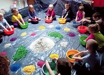▲	Zajęcia dla dzieci w tarnowskiej „Kanie” rozwijają kreatywność najmłodszych.