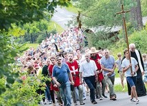 ▲	Ponad 300 osób uczestniczyło w zorganizowanej przez pana Jarka i mieszkańców Jamnicy Drodze Krzyżowej 