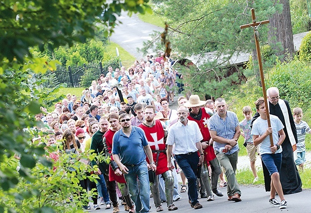 ▲	Ponad 300 osób uczestniczyło w zorganizowanej przez pana Jarka i mieszkańców Jamnicy Drodze Krzyżowej 